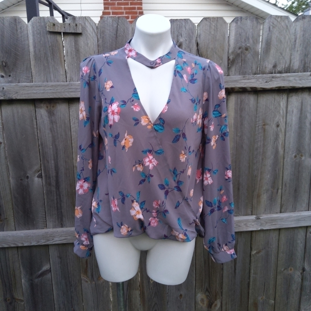 LUSH SMALL DEEP V-NECK FRONT TUCK BLOUSE